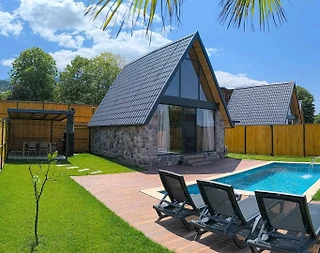 Kartepe Maşukiye'de Sakin Konumda, Isıtmalı Havuzlu, Modern Bungalov - 1