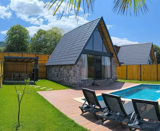 Kartepe Maşukiye'de Sakin Konumda, Isıtmalı Havuzlu, Modern Bungalov - 1