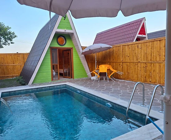 Kartepe Maşukiye'de Tesis İçerisinde, Isıtmalı Havuzlu, Kiralık Bungalov - 1