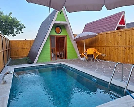 Kartepe Maşukiye'de Tesis İçerisinde, Isıtmalı Havuzlu, Kiralık Bungalov - 2