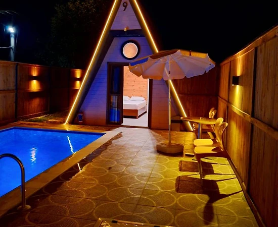 Kartepe Maşukiye'de Tesis İçerisinde, Özel Havuzlu, Minimal Bungalov - 1