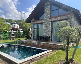 Kartepe Maşukiye'de Yemyeşil Doğada, Isıtmalı Havuzlu, Otantik Villa - 1