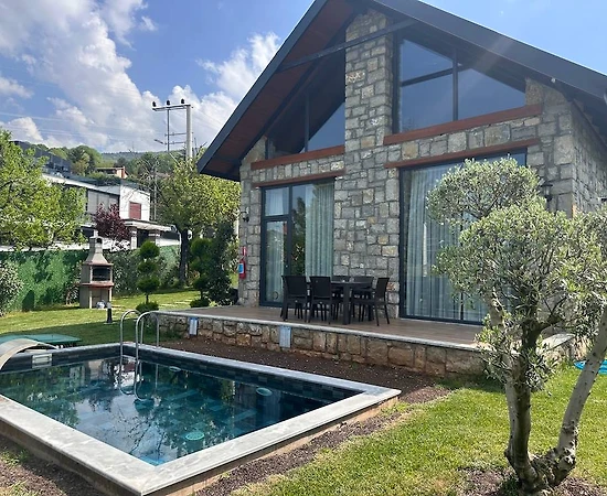 Kartepe Maşukiye'de Yemyeşil Doğada, Isıtmalı Havuzlu, Otantik Villa - 1