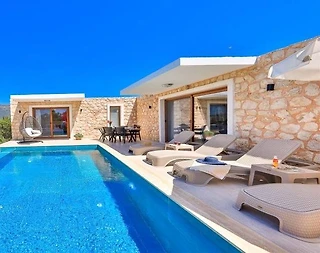 Kaş Ağullu'da Elverişli Konumda, Özel Havuzlu, Otantik Tasarımlı Villa - 1