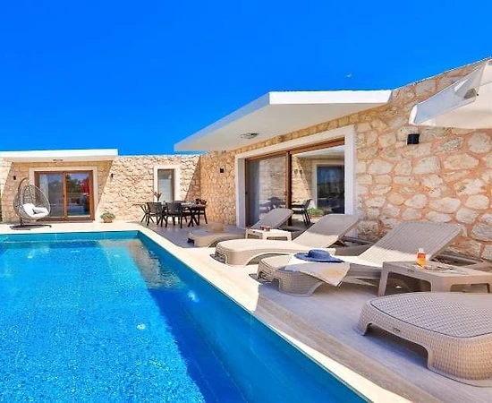 Kaş Ağullu'da Elverişli Konumda, Özel Havuzlu, Otantik Tasarımlı Villa - 1