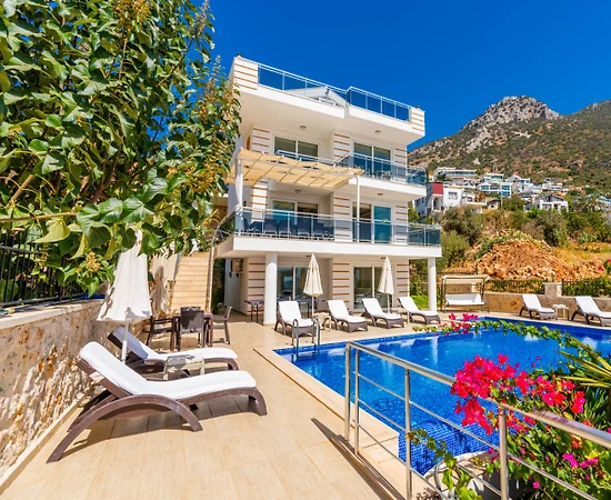 Kaş Akbel'de Geniş Ailelere Uygun, Özel Havuzlu, Konforlu Villa - 1