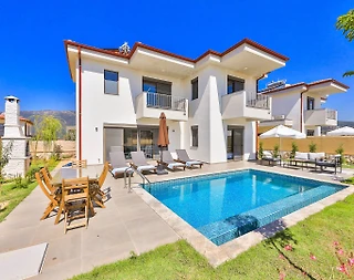 Kaş Andifli'de Geniş Bahçeli, Özel Havuz ve Jakuzili, Modern Villa - 1