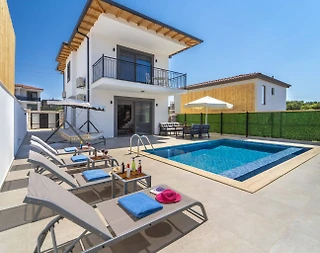Kaş Andifli'de Yemyeşil Bahçeli, Özel Havuzlu, Konforlu Villa - 1
