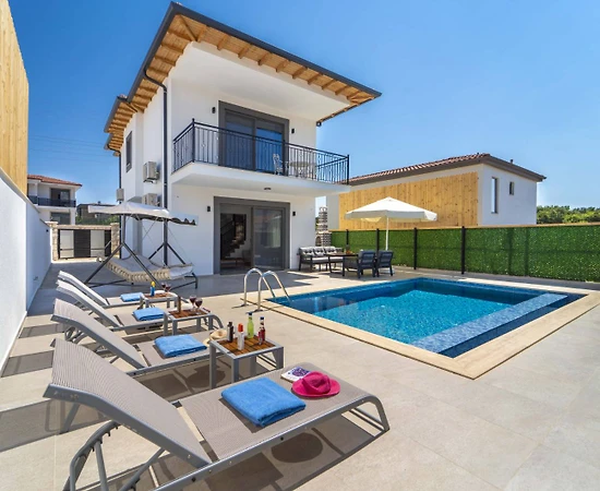 Kaş Andifli'de Yemyeşil Bahçeli, Özel Havuzlu, Konforlu Villa - 1