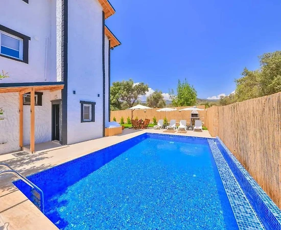 Kaş Bayındır'da Geniş Bahçeli, Özel Havuzlu, Kiralık Villa - 1