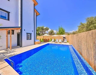 Kaş Bayındır'da Geniş Bahçeli, Özel Havuzlu, Şık Villa - 1