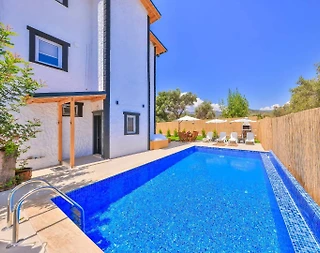 Kaş Bayındır'da Geniş Bahçeli, Özel Havuzlu, Şık Villa - 2