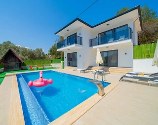 Kaş Belenli'de Geniş Alanlara Sahip, Özel Havuzlu, Modern Villa - 1