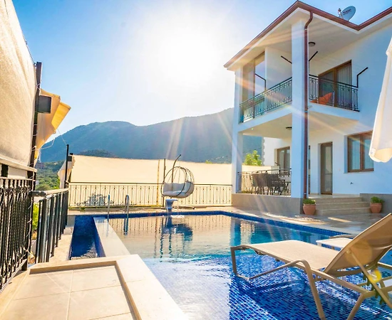 Kaş Belenli'de Sakin Konumda, Özel Havuzlu, Modern Villa - 1