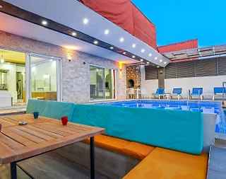 Kaş Bezirgan'da Çekirdek Ailelere Uygun, Isıtmalı Havuzlu, Kiralık Villa - 1