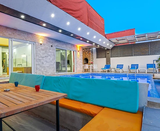 Kaş Bezirgan'da Çekirdek Ailelere Uygun, Isıtmalı Havuzlu, Kiralık Villa - 1