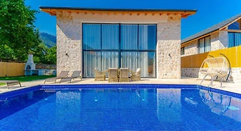 Kaş Bezirgan'da Doğa İle İç İçe, Özel Havuzlu, Bahçeli Villa