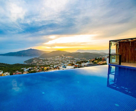 Kaş Bezirgan'da Enfes Deniz Manzaralı, Sonsuzluk Havuzlu, Kiralık Villa - 1
