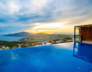 Kaş Bezirgan'da Enfes Deniz Manzaralı, Sonsuzluk Havuzlu, Kiralık Villa - 1