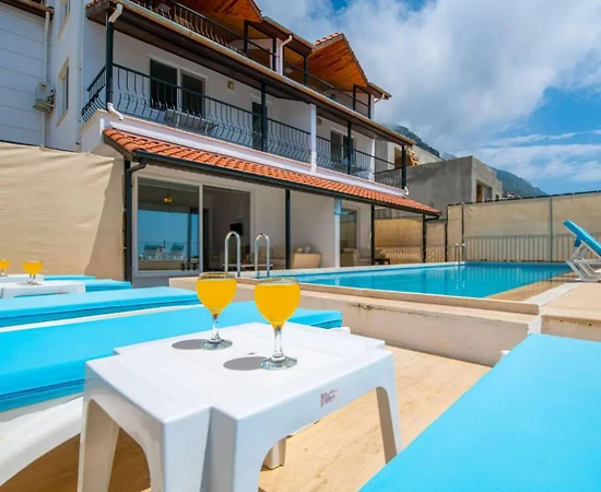Kaş Bezirgan'da Geniş Ailelere Uygun, Özel Havuzlu, Kiralık Villa - 1