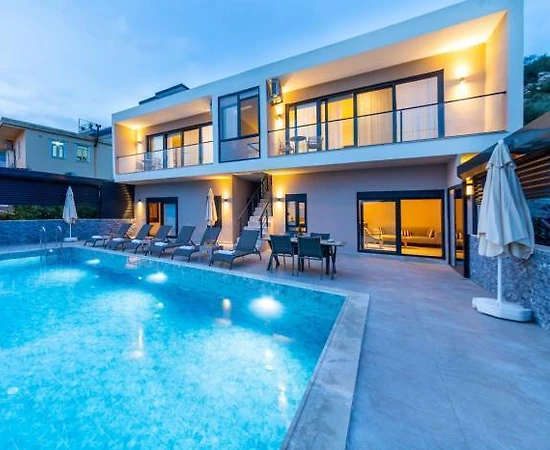 Kaş Bezirgan'da Geniş Ailelere Uygun, Özel Havuzlu, Lüks Villa - 1
