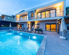 Kaş Bezirgan'da Geniş Ailelere Uygun, Özel Havuzlu, Lüks Villa - 2
