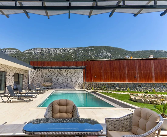 Kaş Bezirgan'da Geniş Alanlara Sahip, Özel Havuzlu, Konforlu Villa - 1