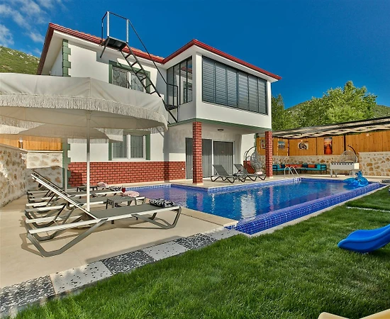Kaş Bezirgan'da Geniş Bahçeli, Özel Havuzlu, Çocuk Oyun Alanlı Villa - 1