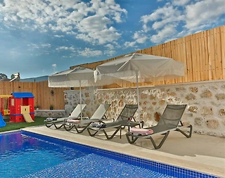 Kaş Bezirgan'da Geniş Bahçeli, Özel Havuzlu, Çocuk Oyun Alanlı Villa - 5