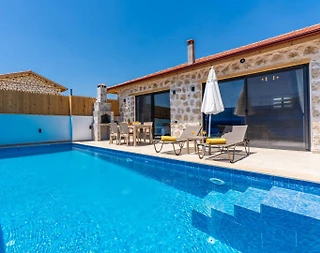 Kaş Bezirgan'da Geniş Bahçeli, Özel Havuzlu, Konforlu Taş Villa - 2