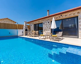 Kaş Bezirgan'da Geniş Bahçeli, Özel Havuzlu, Konforlu Taş Villa - 2