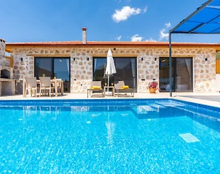 Kaş Bezirgan'da Geniş Bahçeli, Özel Havuzlu, Konforlu Taş Villa - 1