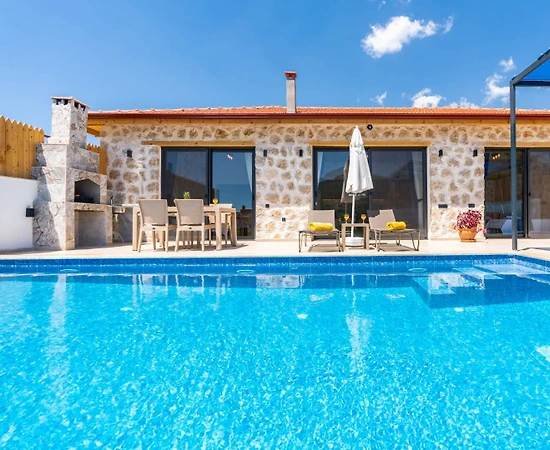 Kaş Bezirgan'da Geniş Bahçeli, Özel Havuzlu, Konforlu Taş Villa - 1