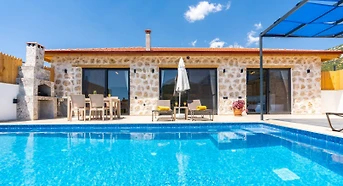 Kaş Bezirgan'da Geniş Bahçeli, Özel Havuzlu, Konforlu Taş Villa