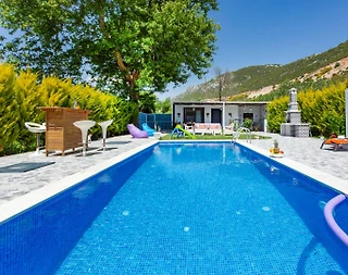 Kaş Bezirgan'da Minimalist Tasarımlı, Özel Havuzlu, Bahçeli Villa - 1