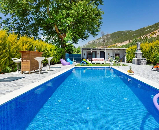 Kaş Bezirgan'da Minimalist Tasarımlı, Özel Havuzlu, Bahçeli Villa - 1