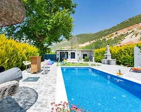 Kaş Bezirgan'da Minimalist Tasarımlı, Özel Havuzlu, Bahçeli Villa - 2