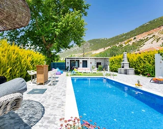 Kaş Bezirgan'da Minimalist Tasarımlı, Özel Havuzlu, Bahçeli Villa - 2