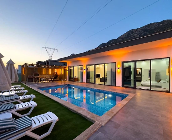 Kaş Bezirgan'da Modern Tasarımlı, Özel Havuzlu, Konforlu Villa - 1