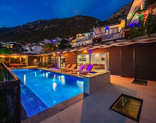 Kaş Bezirgan'da Deniz Manzaralı, Özel Havuzlu, Olanaklı Villa - 1