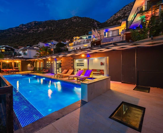 Kaş Bezirgan'da Deniz Manzaralı, Özel Havuzlu, Olanaklı Villa - 1