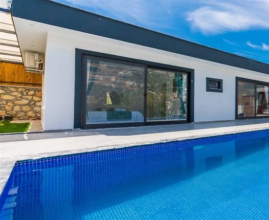 Kaş Bezirgan'da Sakin Konumda, Özel Havuzlu, Modern Villa - 1