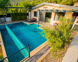 Kaş Bezirgan'da Yemyeşil Bahçeli, Özel Havuzlu, 1+1 Villa - 2