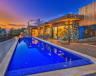 Kaş Çavdır'da Çocuk Oyun Alanlı, Özel Havuzlu, Geniş Bahçeli Villa - 1