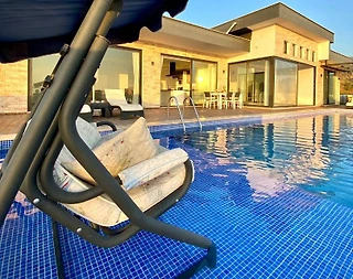Kaş Çavdır'da Doğa Manzaralı, Isıtmalı Havuzlu, Kiralık Villa - 1