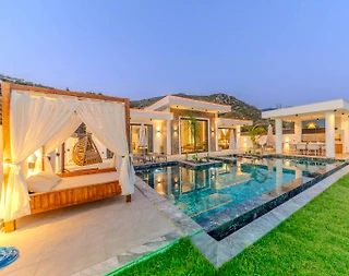 Kaş Çavdır'da Geniş Bahçeli, Özel Havuzlu, Saunalı Villa - 2