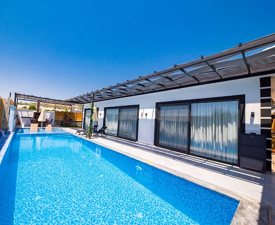 Kaş Çavdır'da Göz Alıcı Doğada, Özel Havuzlu, Konforlu Villa - 1