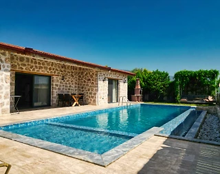 Kaş Çavdır'da Huzurlu Konumda, Özel Havuzlu, Taş Mimarili Villa - 1