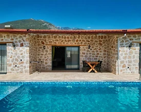Kaş Çavdır'da Huzurlu Konumda, Özel Havuzlu, Taş Mimarili Villa - 2