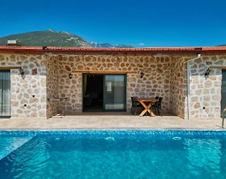 Kaş Çavdır'da Huzurlu Konumda, Özel Havuzlu, Taş Mimarili Villa - 2